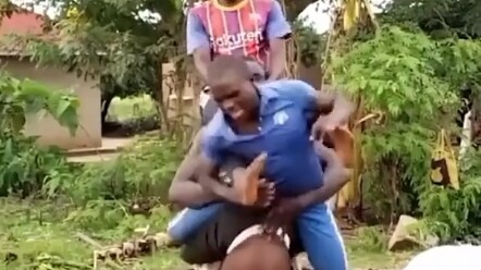 Man uses his own strength to hold up 6 teammates—netizens: We’ve finally found the perfect team-buil