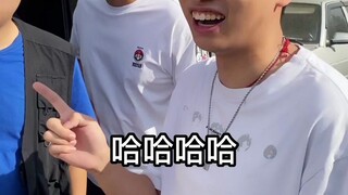 你看你那没见过世面的样子，一个车有什么稀奇的，快给我拍张照！