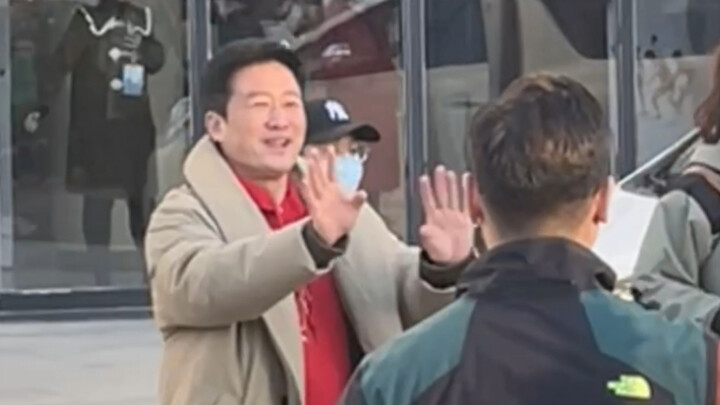 Haojing’s stunt double arrives at Tianjin University; students give a warm welcome.