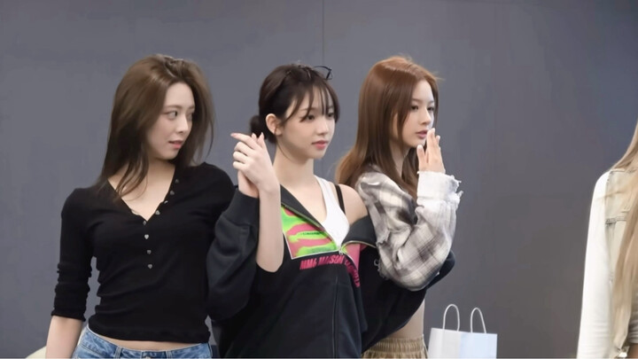 Ryu Ji-min nhút nhát bị Shin Yu-na tranh thủ trêu chọc một cái, Ryu Ji-min cười hề hề rồi làm đổ luô