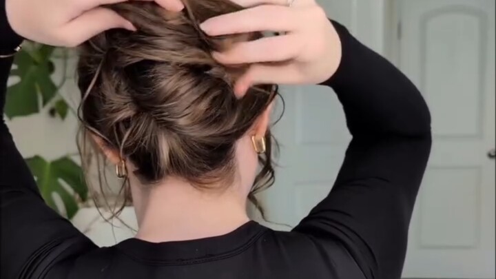 Setelah aku belajar mengikat sanggul besar yang mengembang dengan jepit rambut…