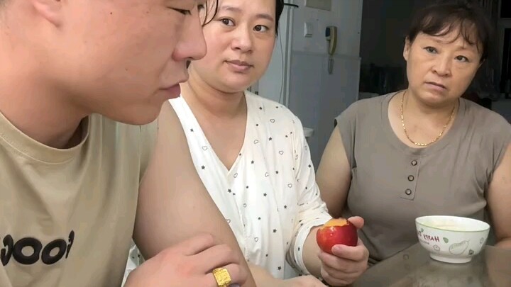 Bạn có thể đối xử với mẹ tôi như đối xử với mẹ mình không?