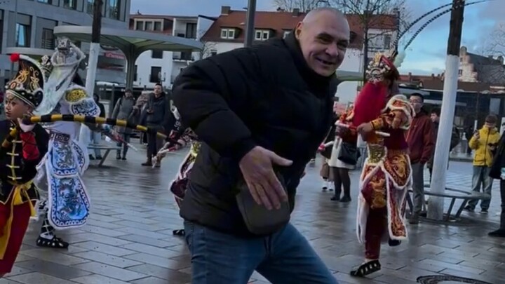 Interaksi penuh semangat dengan warga asing, suasana pertunjukan tari Yingge Chaoyang di Eropa