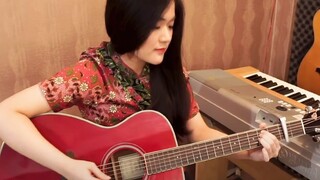 [Guitar Fingerstyle - Bendera] Wanita muda itu mengenakan pakaian elegan dan memainkan Flatpicking d