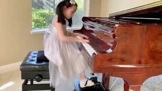 Seorang anak piano berusia 8 tahun memainkan piano; Improvisasi fantasi Chopin sudah cukup untuk seo