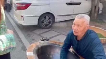 วันแรกของการเก็บเกี่ยวชาหลงจิ่งแห่งทะเลสาบซีหู สาวน้อยเดินเข้าไปที่แผงของคุณปู่ผู้คั่วชา ก็ถูกไล่ออก