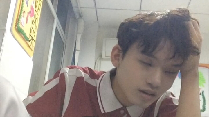 Bukan bercanda, di sekolah benar-benar bisa ngantuk sampai kelelahan