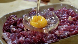 Eat hot pot late at night, raw beef with raw eggs, eat meat with big mouthfuls, don't be afraid of t