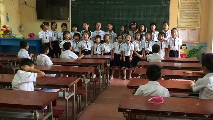 đây là lớp học của em họ tôi khi cô giáo bảo đọc