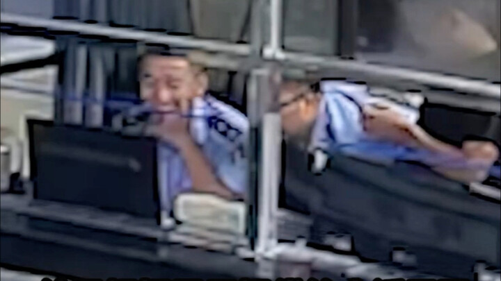 الشرطي: فقط قل هل أوصلوك إلى المنزل أم لا؟