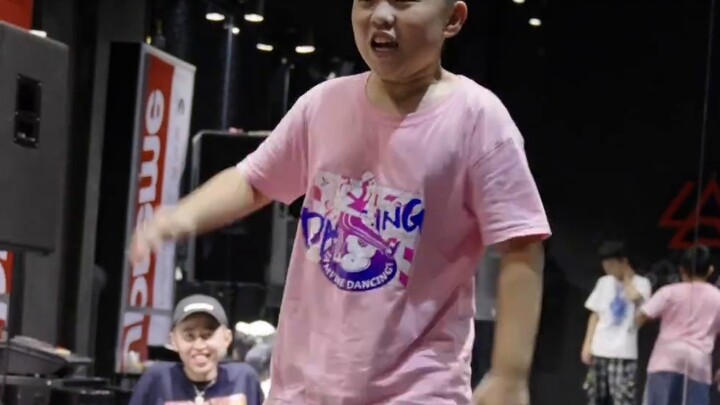 Ketika aku mengenakan kemeja merah jambu