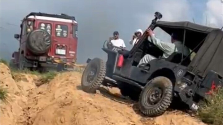 Tricky Jeep Recovery in Pakistan | 4x4 Overland. #4x4 #offroad #jeep #pakistan #overland #bj40