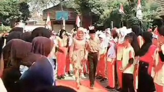 Lomba Fashion Show tadi di sekolah.... 🥳🥳🥳🤍🤍