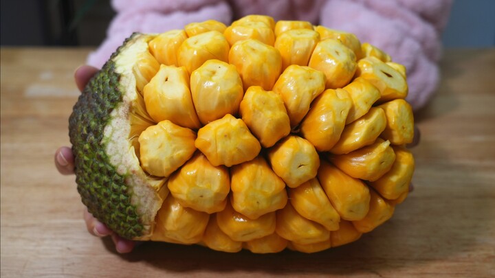 I just found out today that jackfruit can be peeled like this. It's so beautiful, each one is clean 
