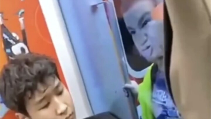 Đi tàu điện ngầm mà người cứ thấy khó chịu