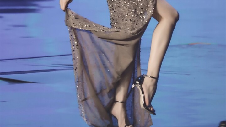 【Dilraba’s Stunning ‘Shark Girl’ Moment】One glance is breathtaking, yet it never gets old—Dilraba tr