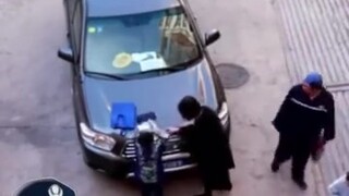 Pendidikan keluarga anak seperti ini pasti sangat baik! Anak yang baik, teladan yang baik