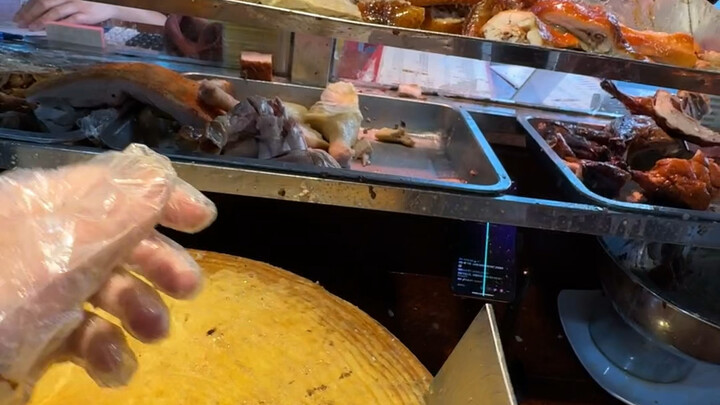也不知道大哥家里是什么条件，一顿饭吃了一个小时的工资，叉烧三皮饭#广式烧腊 #美食
