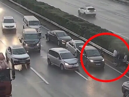Jalan licin saat hujan. Jika kecelakaan terjadi dan Anda tidak segera menyingkir, itu sangat berbaha