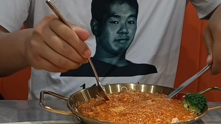 Mengenakan pakaian leluhur ke restoran berlangganan