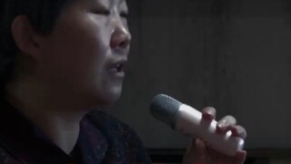 ถ้าเกิดได้ยี่สิบปีให้หลัง ฉันก็อยากจะสวมชุดนางฟ้าและร้องเพลง "ดอกบัวแดง" ให้มากที่สุดด้วย