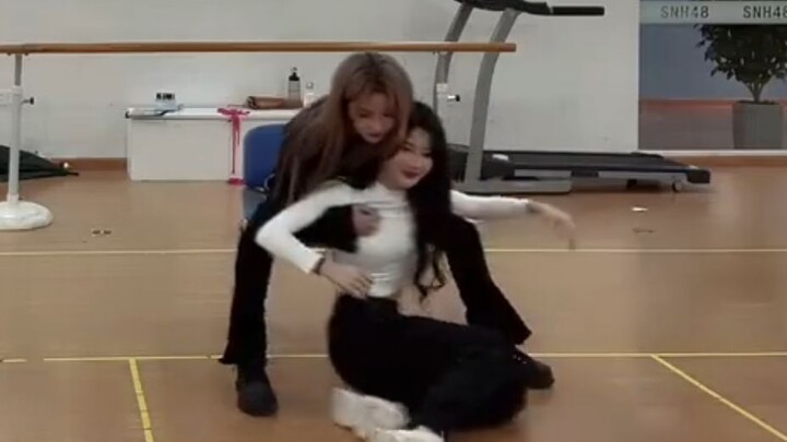 [Naibao] "LP, come closer to me." Domineering assembly line—directly pulling Naibao into his arms. I