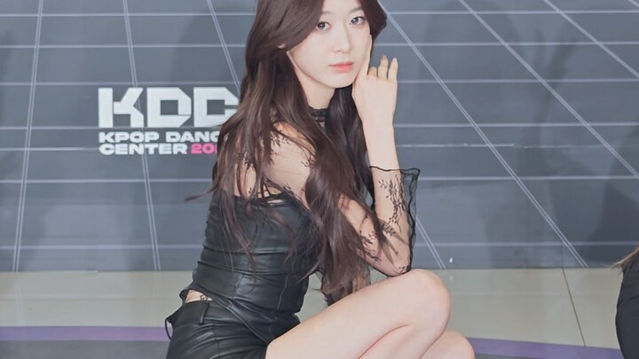 لماذا تبدو الآلهات لطيفات ورقيقات هكذا؟ لقطات عشوائية لهن أثناء الرقص في جولة عروض الشوارع