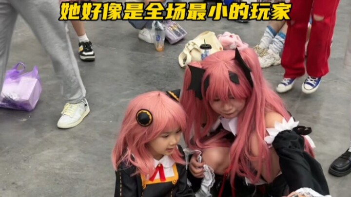 ทั้งครอบครัวคอสเพลย์พากันไปงานมังงะ ดูเหมือนหลุดเข้าไปใน “สวรรค์” เลย