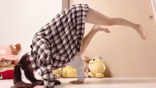 18-year-old goddess with high appearance is a super street dance Bgirl. This level is amazing