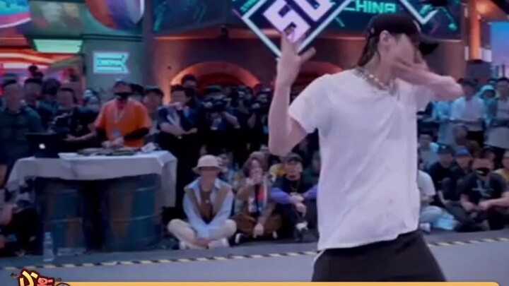 تشوانغ يي شينغ عالم الآثار يبكي في المرحاض دون إغلاق الميكروفون.. مزيج من الحزن والضحك!