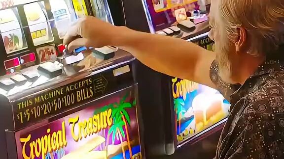 pria ini masuk kasino hanya membawa $10, Tapi oulang dengan kejutan tak terduga