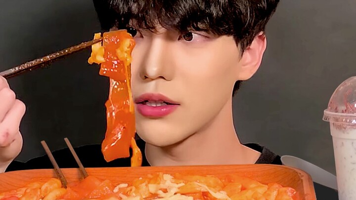 فلنبدأ بشرب الشاي أولاً! كرات تشيز كيك غريبة مع عجينة الأرز الصينية العريضة! مصحوبة بشوكولاتة بالنعن