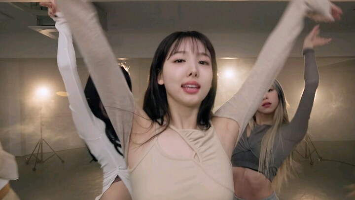 TWICE’s new song “SET ME FREE” – close-up, portrait-mode dance practice video