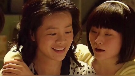 Seorang pria sedang memancing di tepi sungai, tapi tak disangka ia malah menangkap seekor putri duyu