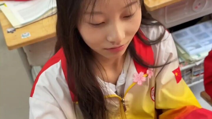 «هذه أول مرة أتناول الطعام وأنا قريب جدًا من فتاة، أشعر بالتوتر قليلًا.»