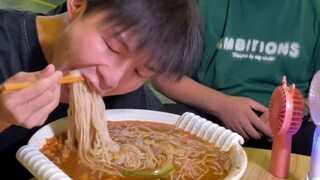 My brother challenged me to eat five bowls of snail noodles. He finished them in three bites. This i
