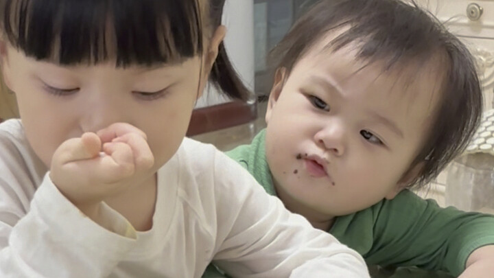 شوف كيف فتّ الفت الطفل لدرجة أنه بقى على وشك أن يسيل لعابه!