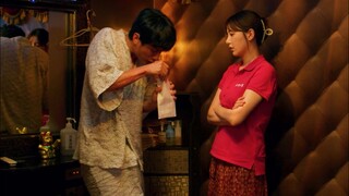 سائق التوصيل يقع في حب معالجة التدليك، تبادل الإنقاذ بين شخصين محبطين جعل عيني تدمعان من المشهد.