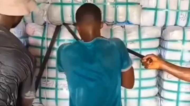 Nhân viên bốc dỡ hàng: Đứa khốn nào đã xếp hàng lên xe thế này vậy?