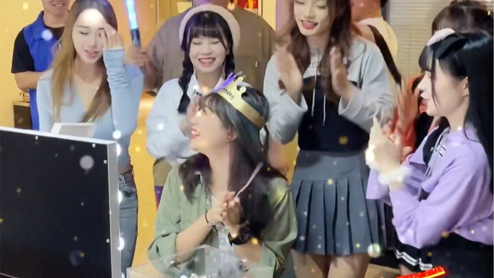 Đây chính là bữa tiệc sinh nhật nổi tiếng trên mạng trong truyền thuyết à?