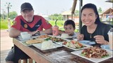 กินข้าวกลางทุ่งนาที่หนองคาย ฝรั่งกินผัดเผ็ดจระเข้ Eat out at Rice Farm & Lloyd Tries Crocodile Meat