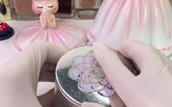 Parfum Guerlain bola merah muda diubah menjadi satu produk perona pipi dan satu bedak padat, benar‑b