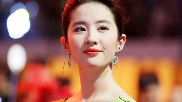 2016 Harper's Bazaar Charity Night, a feast of perspectives. #六伊飞六世士杨幂#星神仙 Same frame#神世美肖大奖