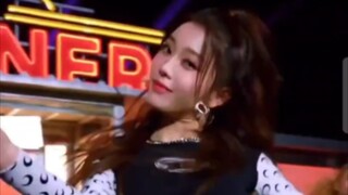 Kepler《We  Fresh》versi ini memiliki lebih banyak adegan untuk Xiaoting, dan riasannya juga terlihat 