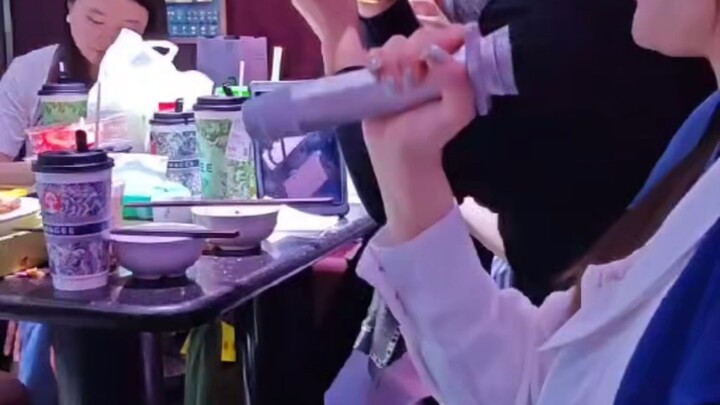 Ayo! Mari kita sama-sama bersenang-senang! Kemarin saat bernyanyi ternyata ketahuan kamera dari berb