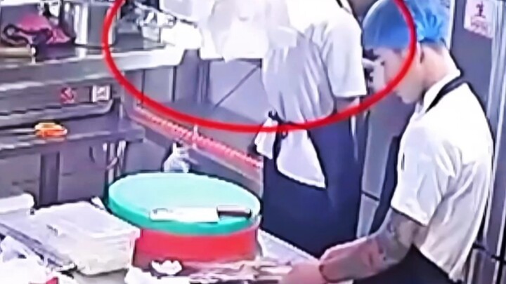 Restoran barbeku tiba-tiba meledak hanya karena kesalahan kecil dari juru masak barbeku yang menyeba