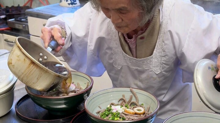 Nhà hàng chốn bí ẩn do bà cụ 98 tuổi điều hành 【Soba Chaya】◎ Mì soba 600 yên, cơm nắm 300 yên; mỗi s