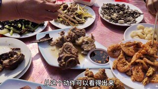 Đồ ăn còn chưa được dọn ra mà cô đã bàn bạc chiến thuật rồi.