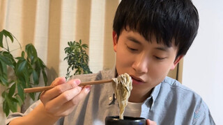I can't stand the fact that Japanese people don't use a drop of oil in their cooking. If I keep eati