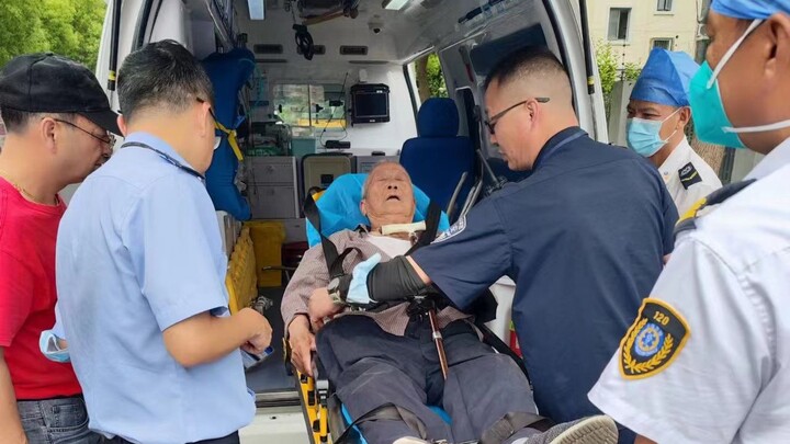 Berani menolong orang tua di pinggir jalan, aku sudah berhasil!